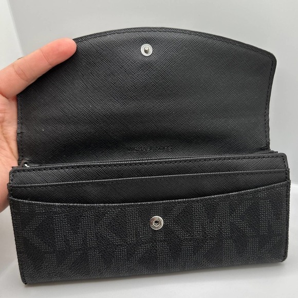 MICHAEL KORS Black Signature Wallet - Picture 5 of 10